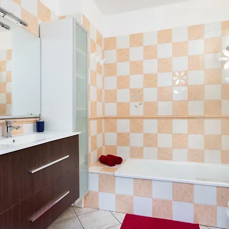 2 Bedrooms Flat In Sol Apartment *